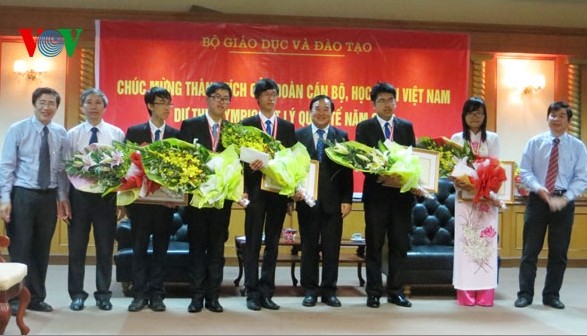 Церемония встречи вьетнамских школьников-участников Международной Олимпиады по физике